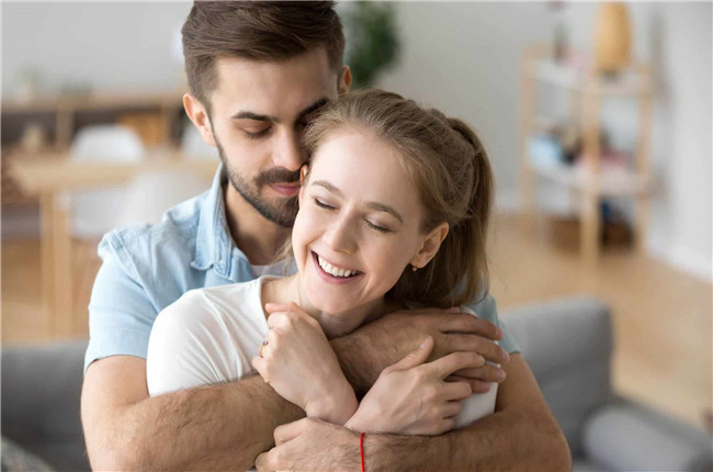 突然对老婆特别热情的男人